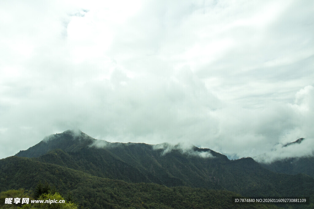 云雾缭绕的山峦景色