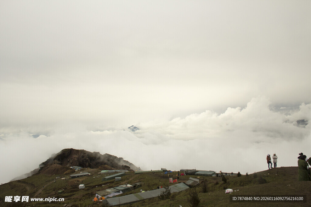 云雾缭绕的山间观景场景