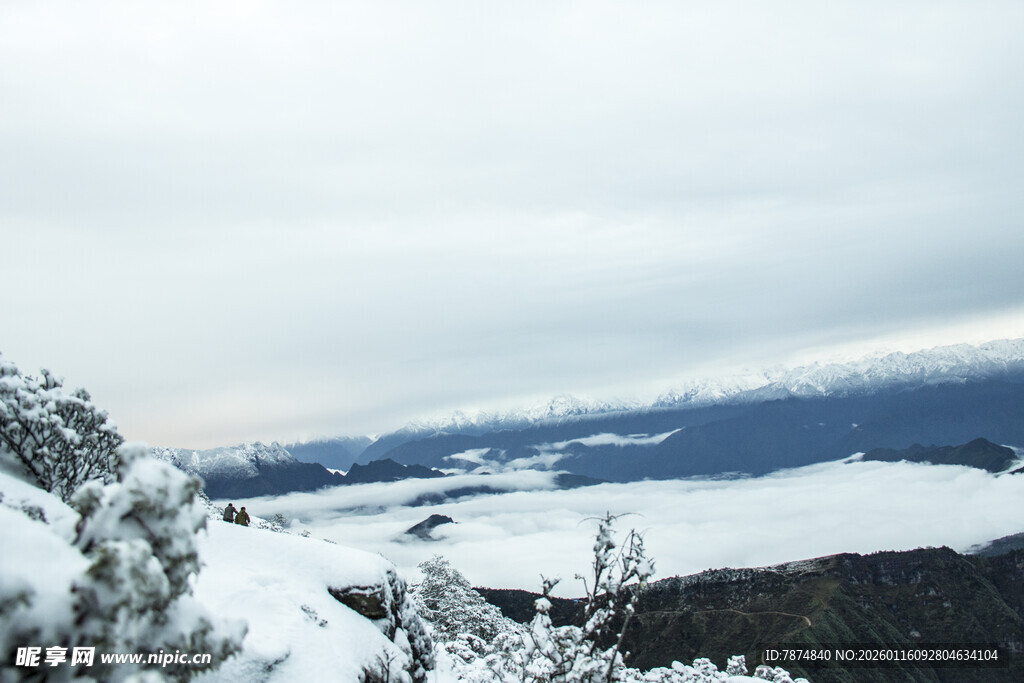 雪覆山川美景