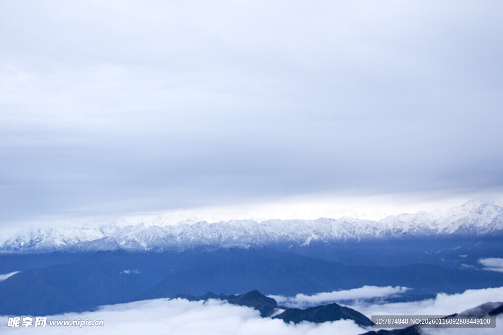 雪山远景风光