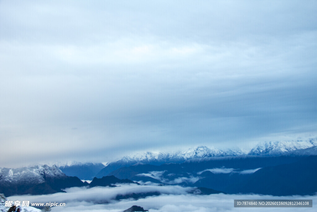 云海之上的壮丽雪山景观
