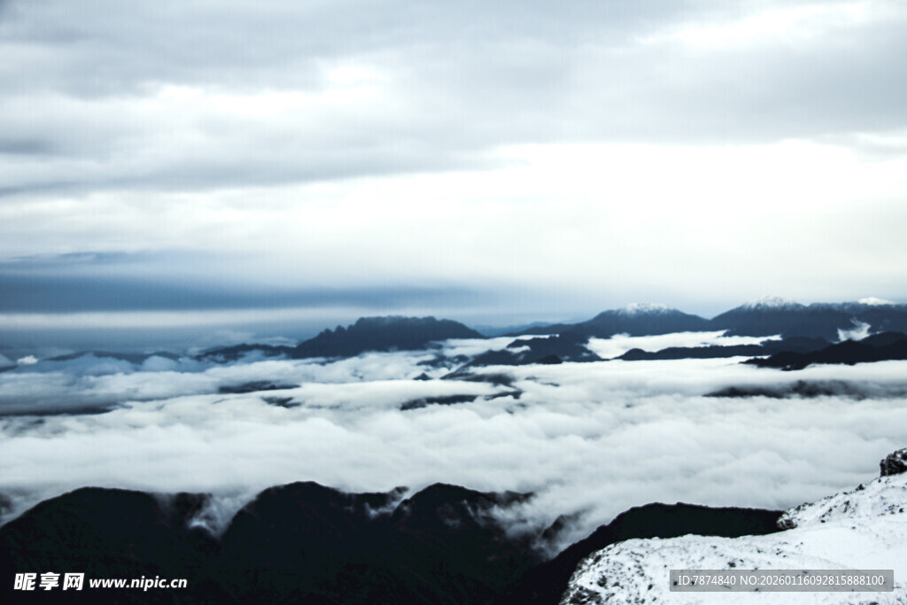雪山云海壮丽景观