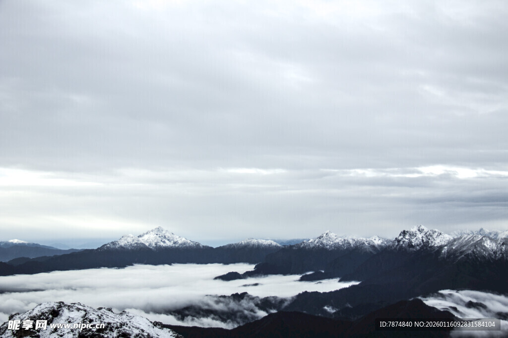雪山云海壮丽自然景观