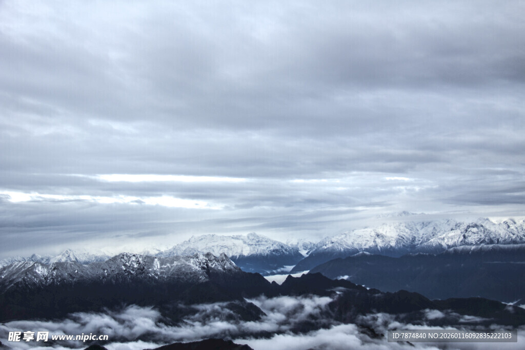 雪山云海壮丽自然景观
