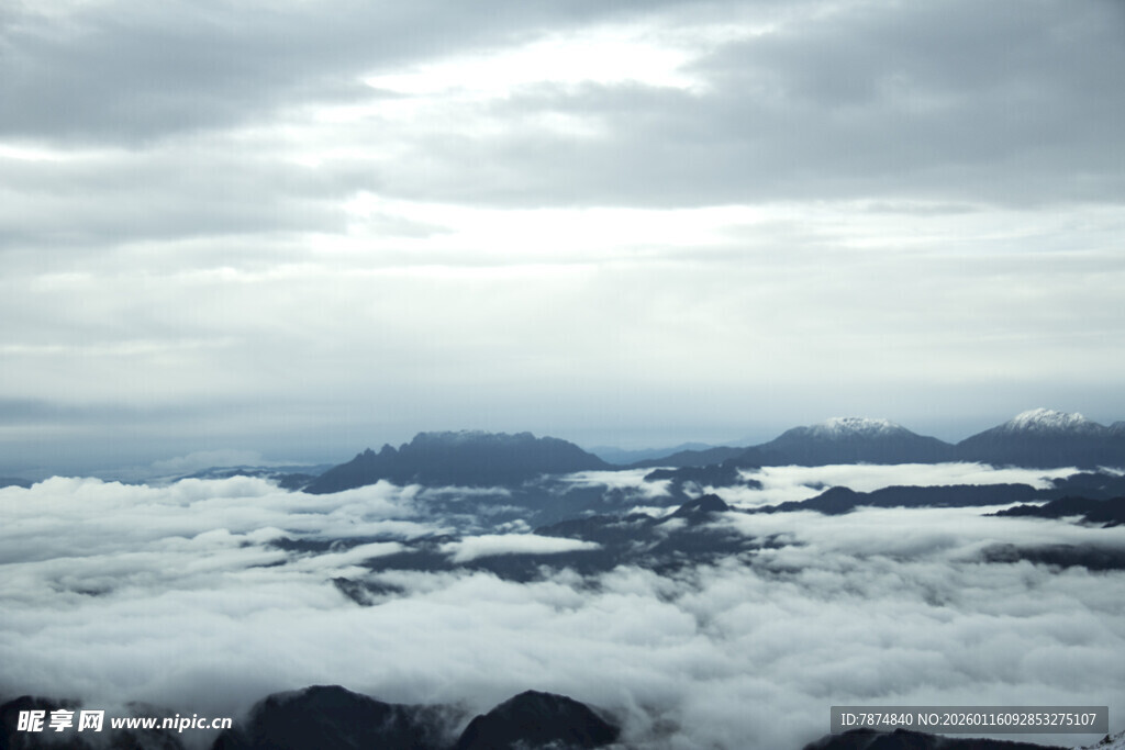 云海中的山峦美景