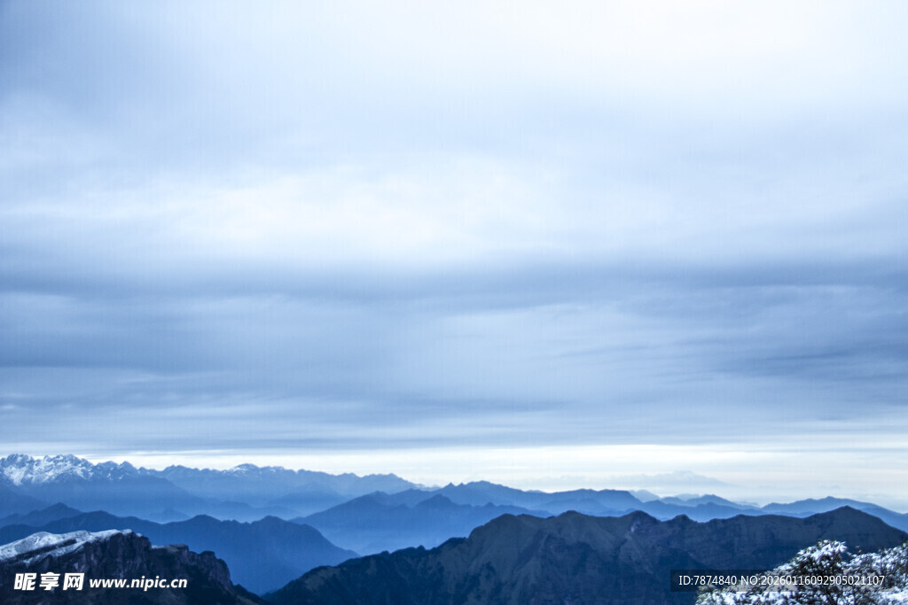 壮丽山景 云雾缭绕山脉
