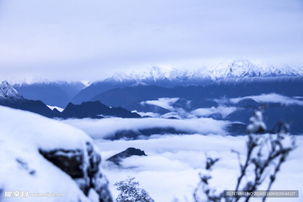 冬日雪山壮丽风景