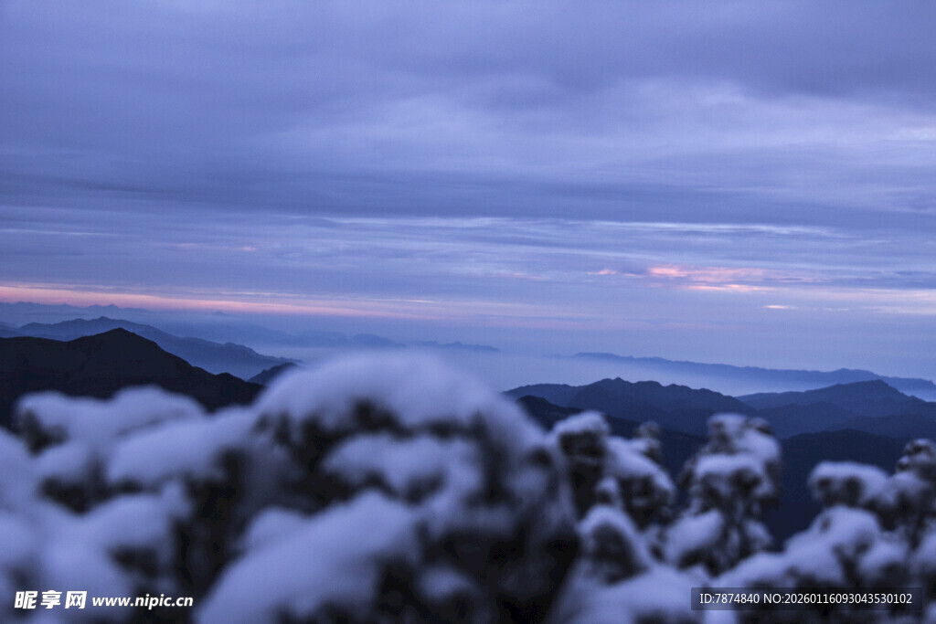 雪覆山峦的黄昏美景