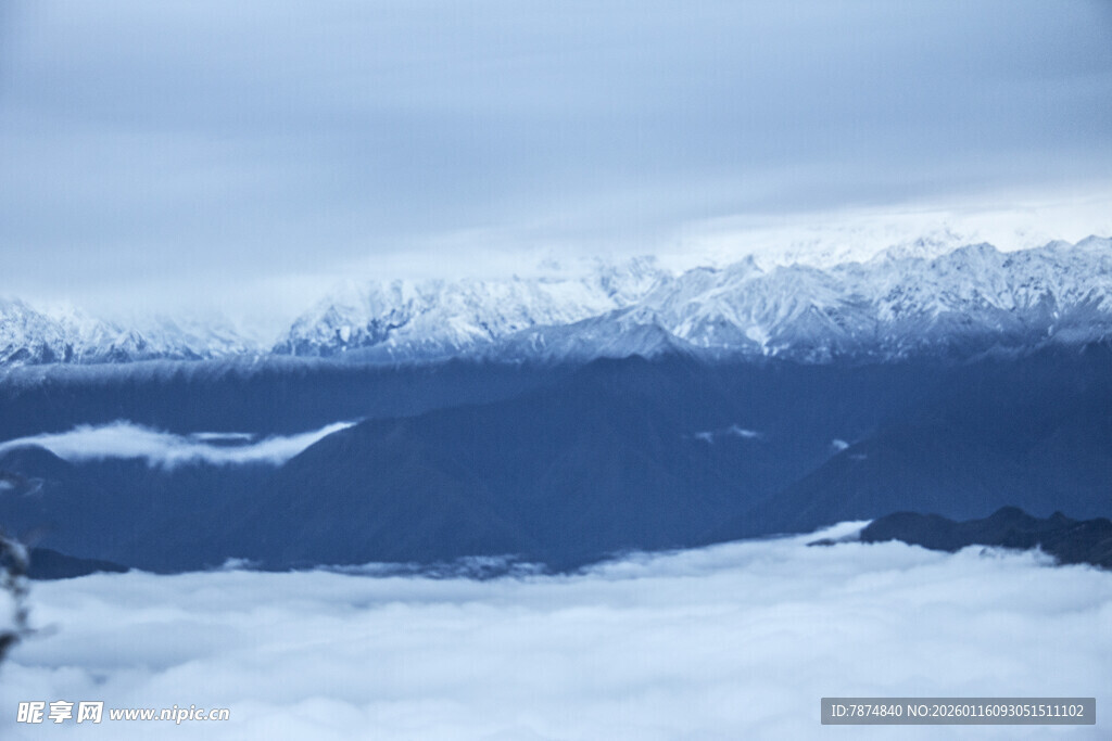 雪山云海壮丽风光
