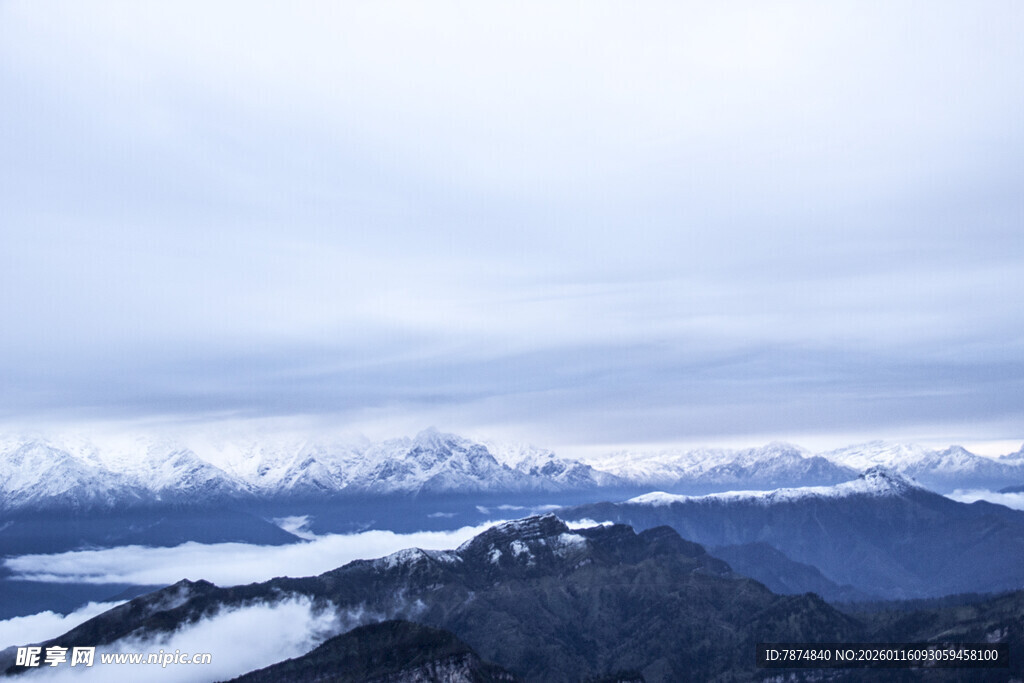 雪山远景 山峦覆雪美景