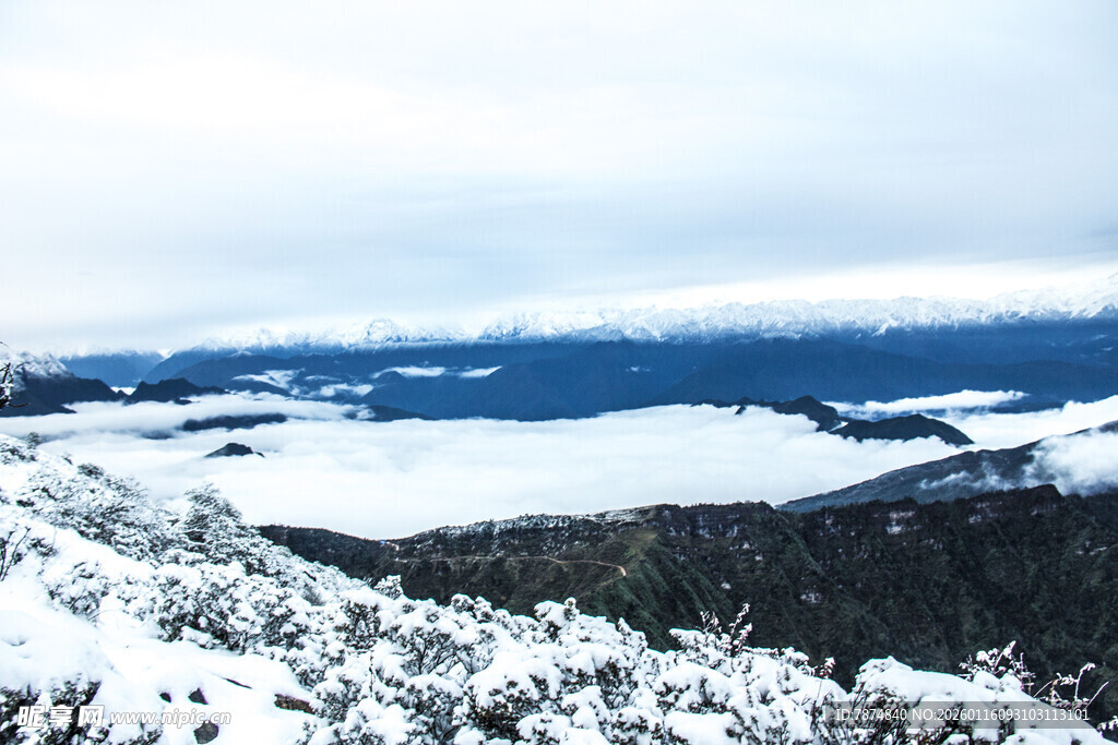 雪覆山峦壮丽冬日景观