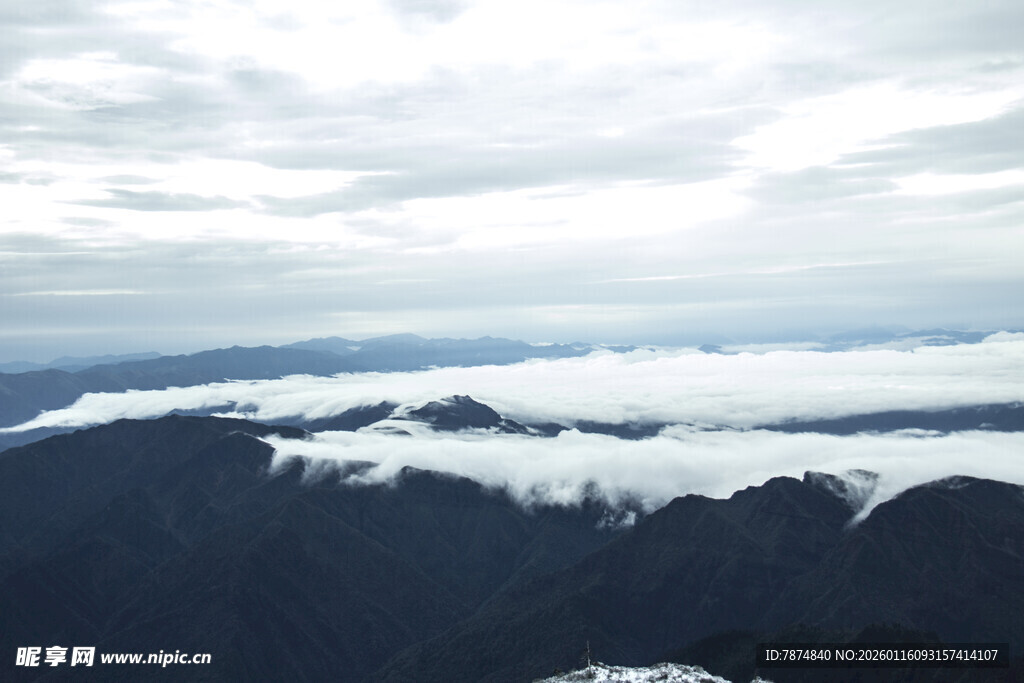 高空俯瞰云海与山峦