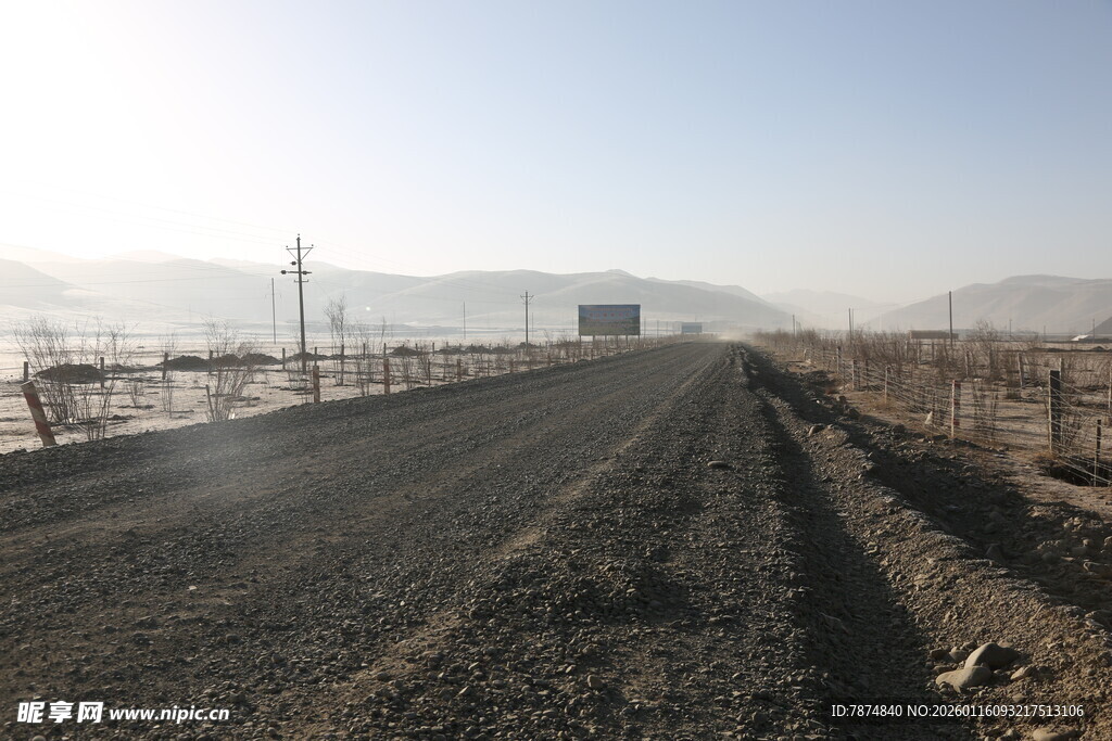 空旷田野间的道路
