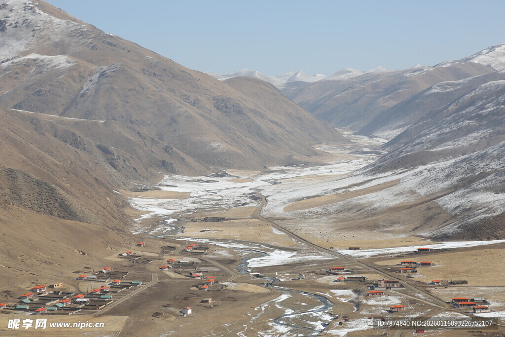山谷中的村落与雪山景观