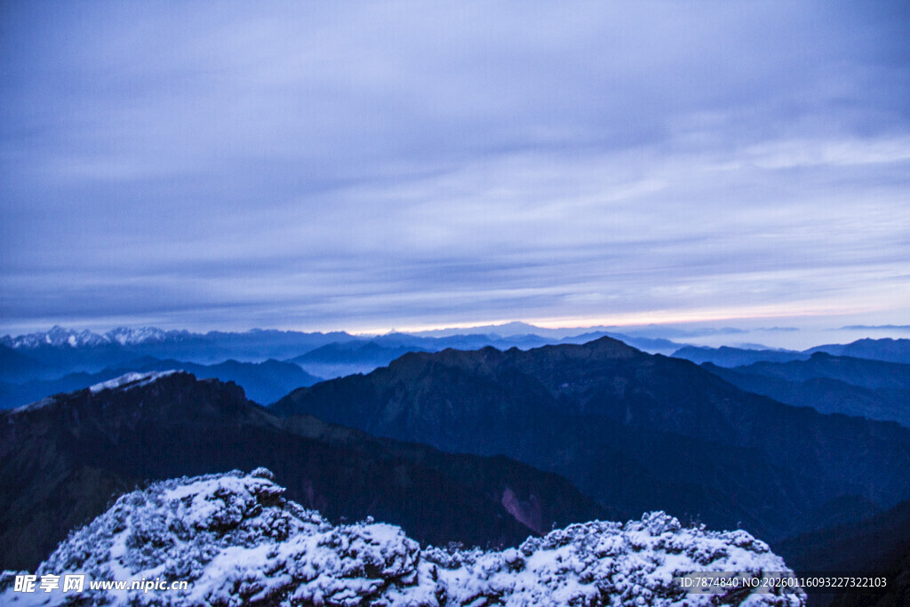 雪山远眺壮丽山景
