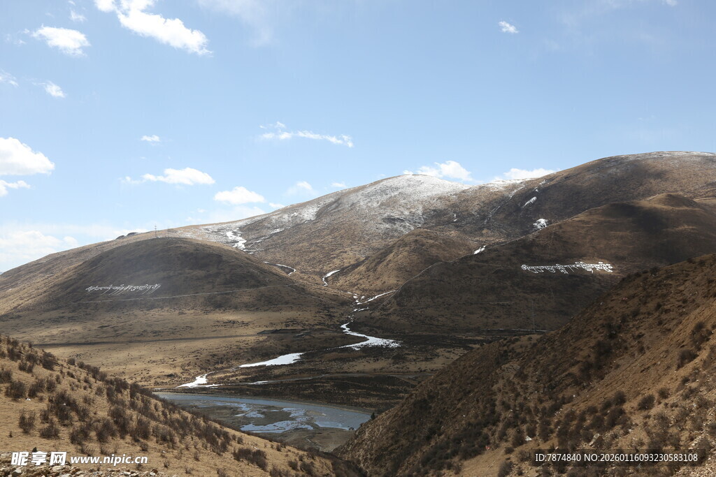 山间湖泊美景