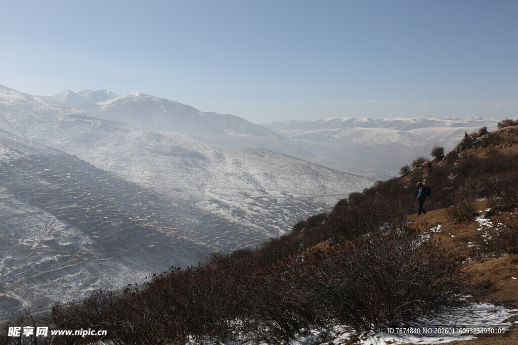 冬日山峦雪景