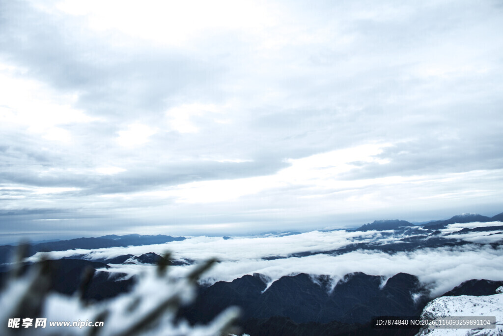 雪山云海壮丽景观
