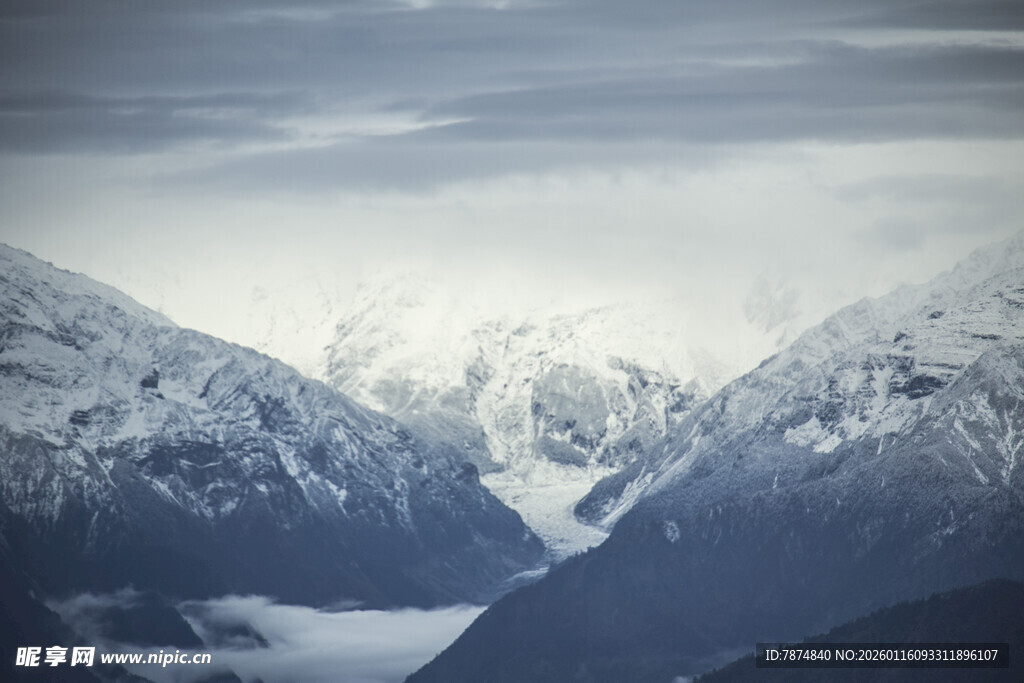 壮丽雪山景观