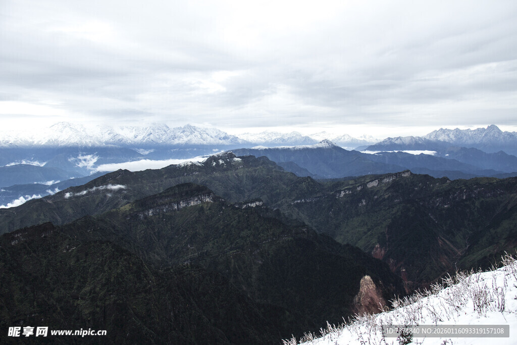 雪山森林远景风光
