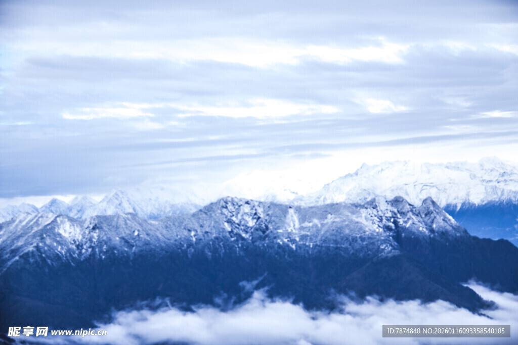 雪山云海壮丽景致