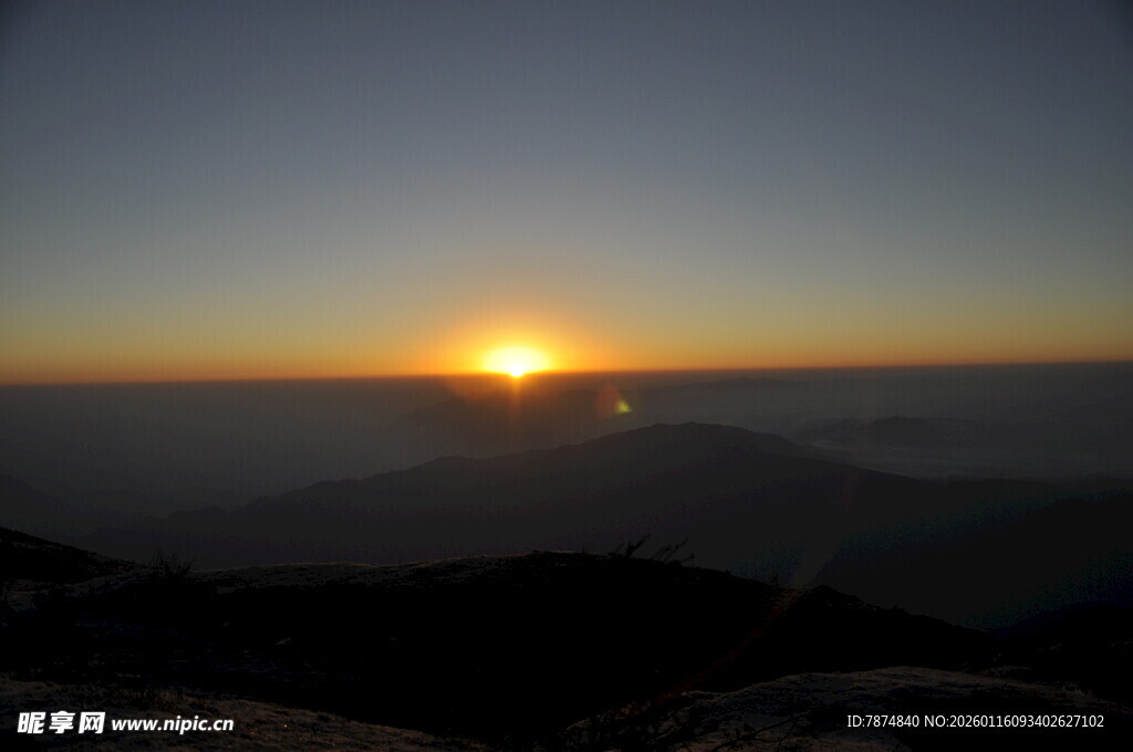 山顶日出美景