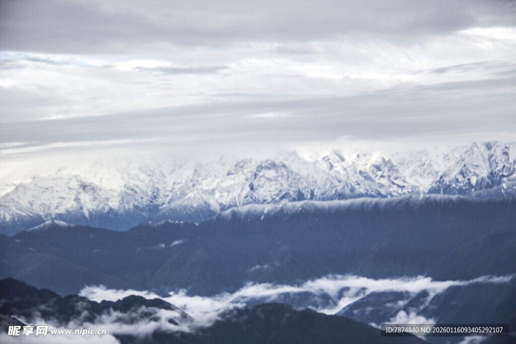 壮丽雪山云海景观