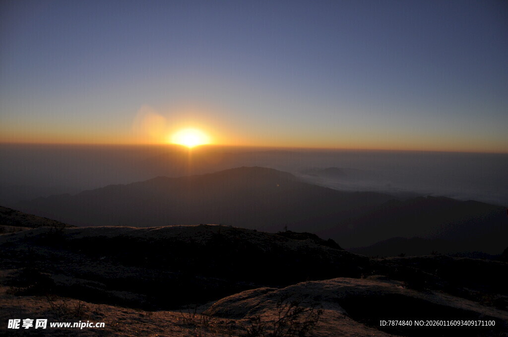 山顶日出美景