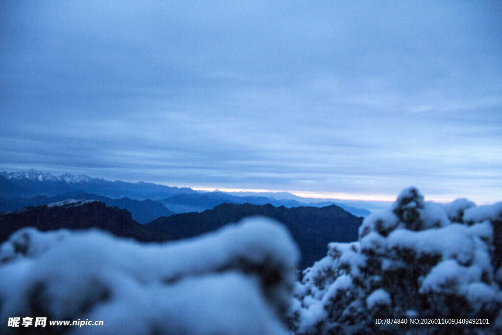 雪覆山峦的静谧晨光
