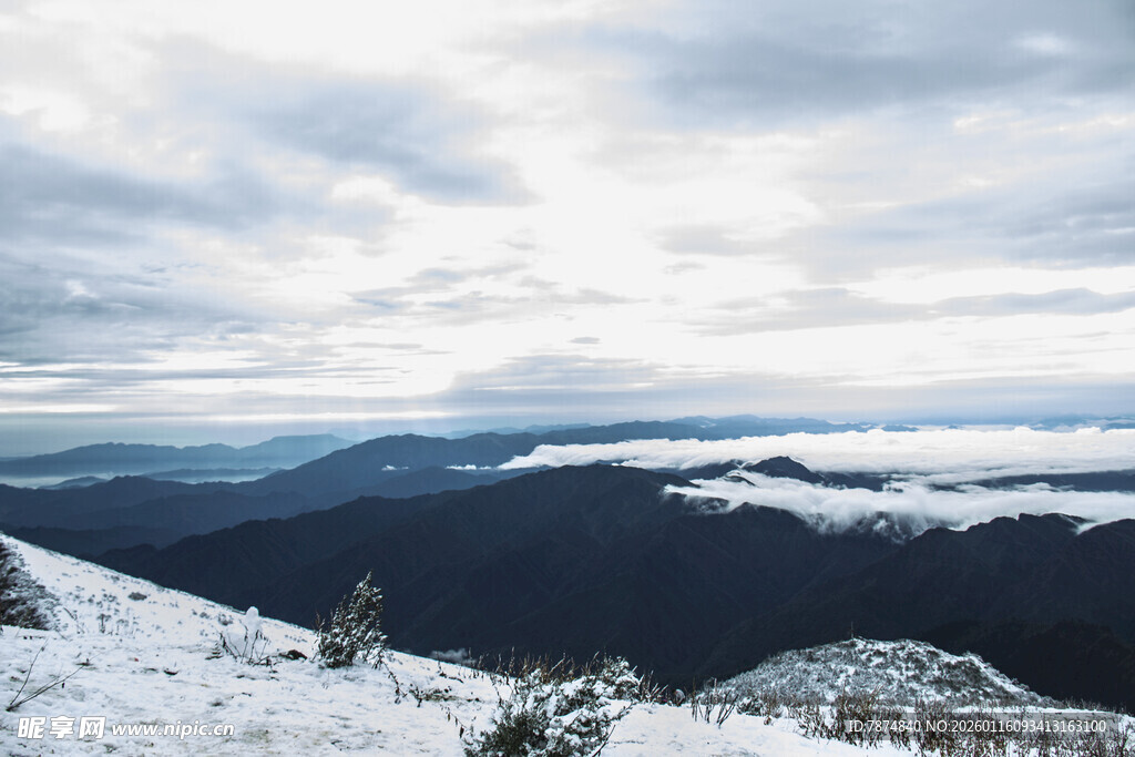 雪山云海壮丽风光