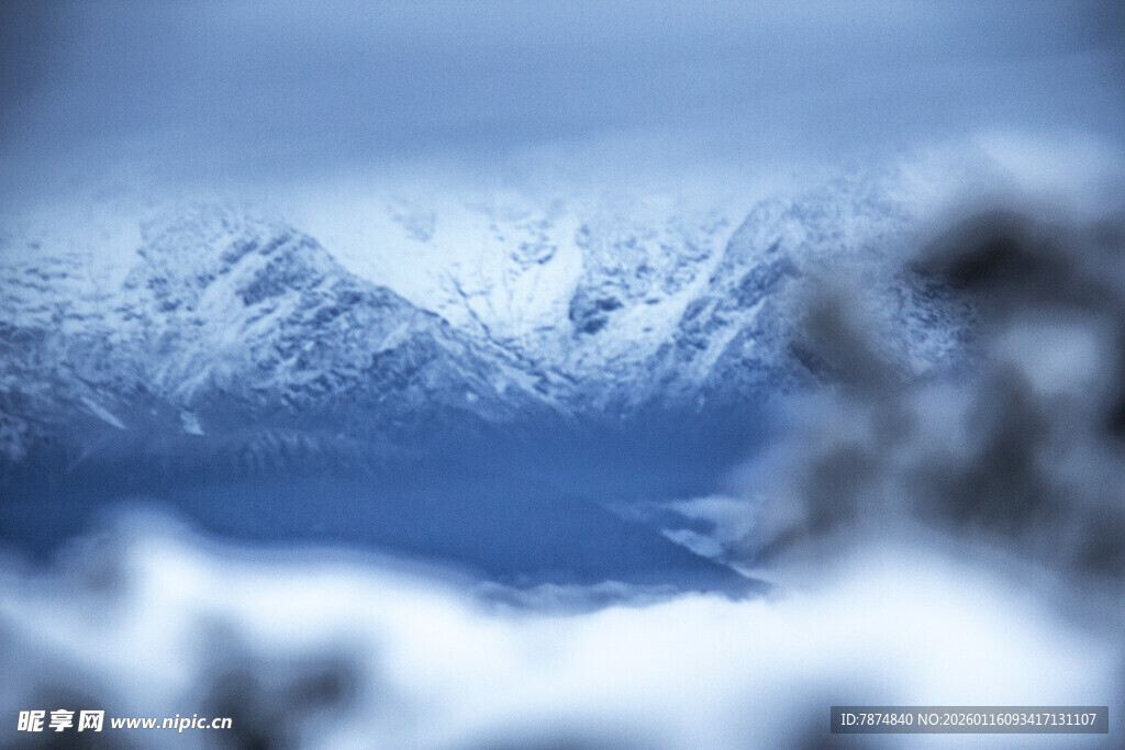 雪山远景 冬日纯净之美
