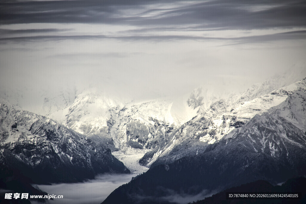 壮丽雪山云海景观