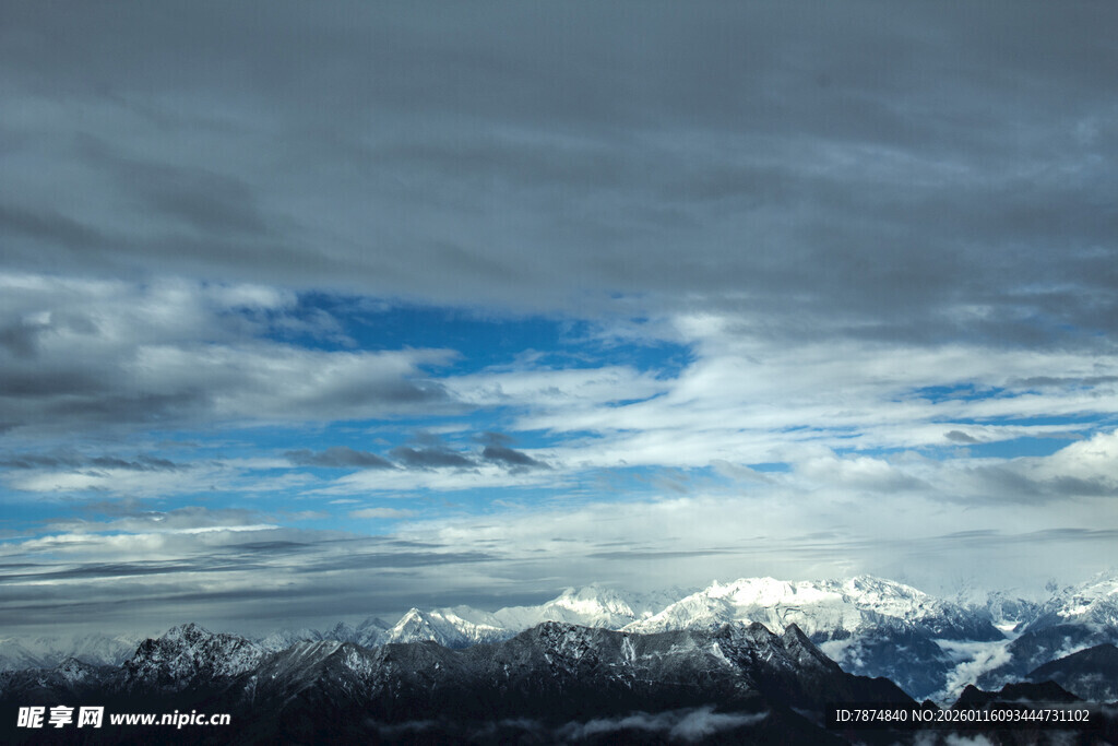 壮丽雪山与天空美景