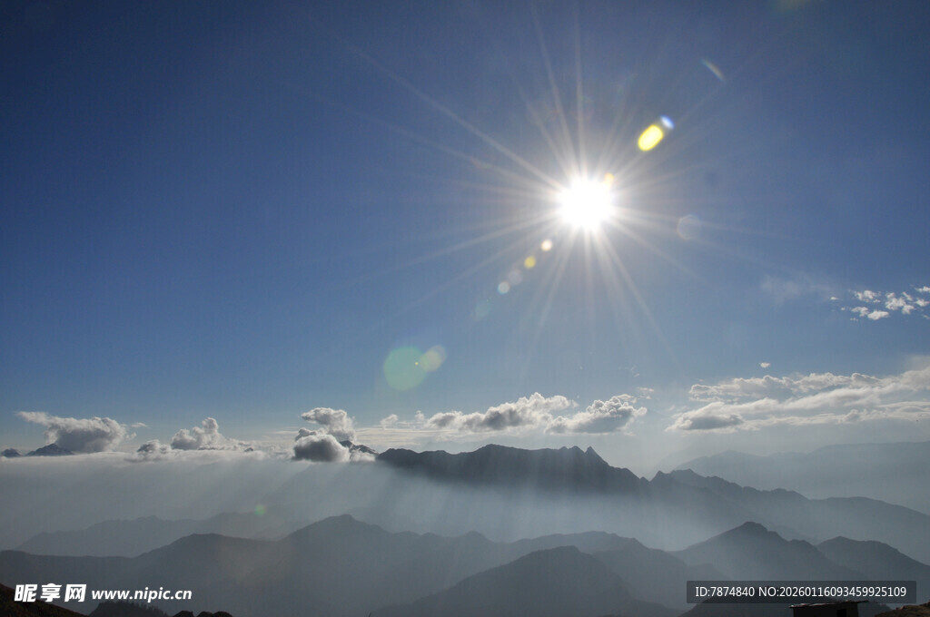日出云海间山川壮丽景