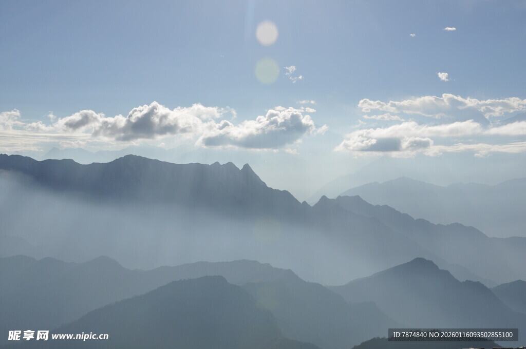 壮丽山峦与云端美景