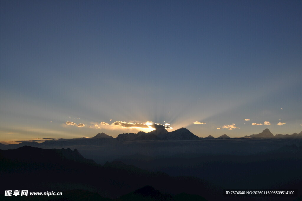 日出时分的壮丽山峦景色