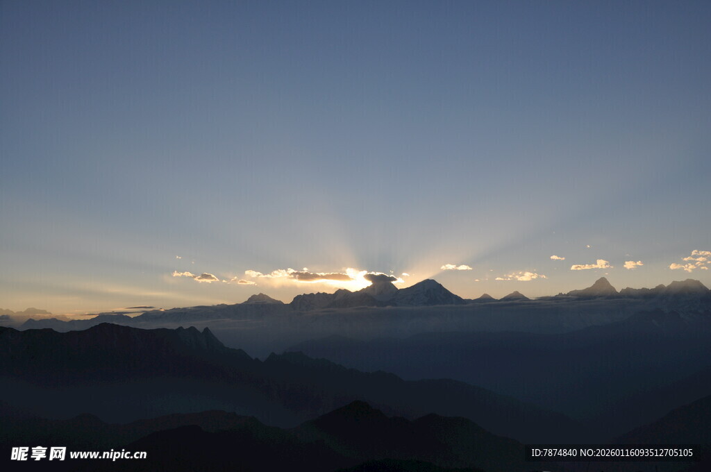 日出时分的壮丽山峦景色