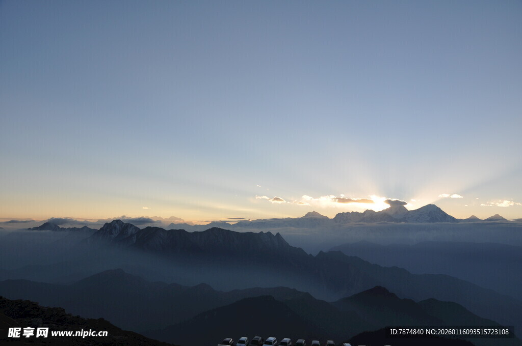 日出时分的壮丽山峦景色