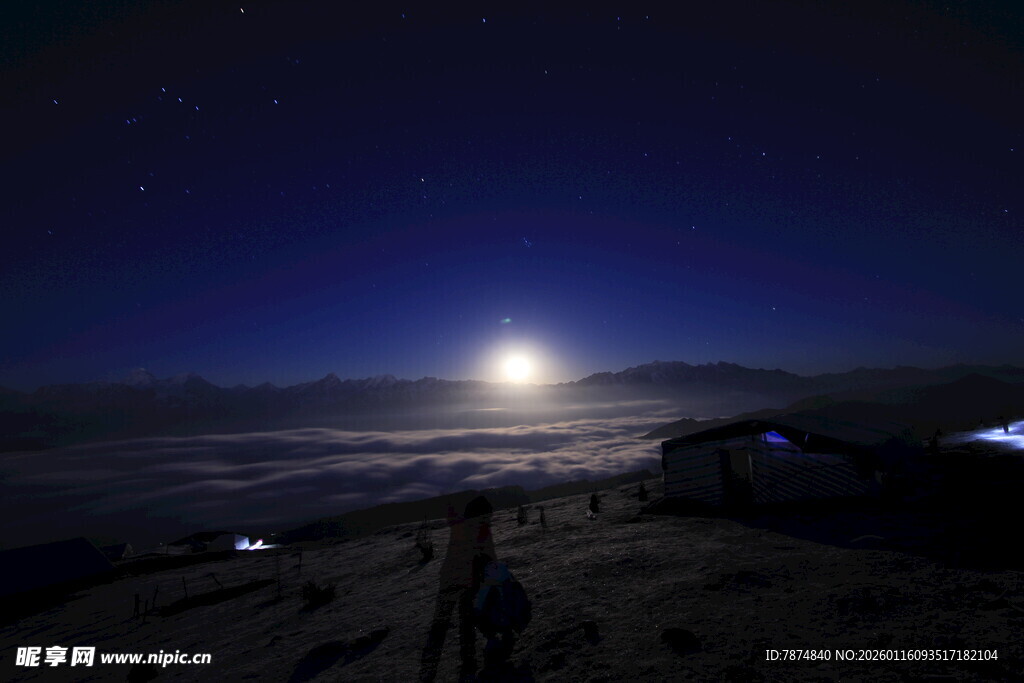 月夜下的静谧山海景色