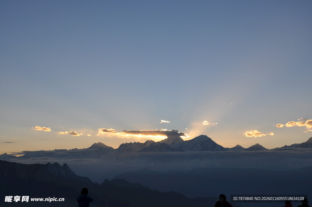 日出时分的壮丽山峦景色