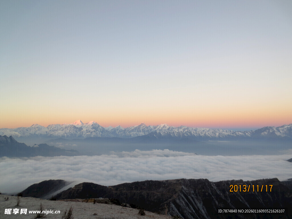高山云海日出壮丽景观