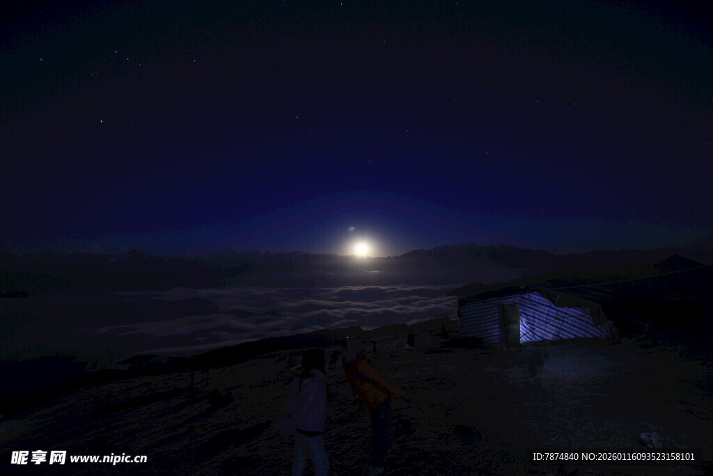 月夜下的海边小屋