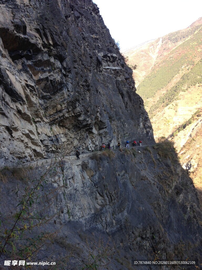 陡峭嶙峋的黑色岩石景观