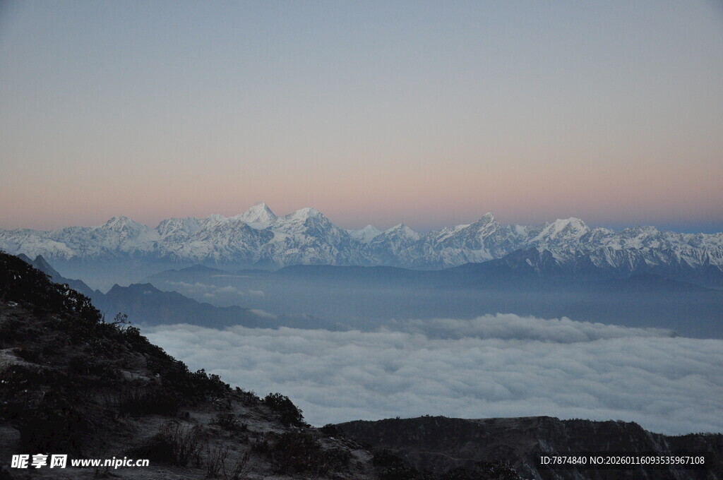 雪山云海壮丽景观