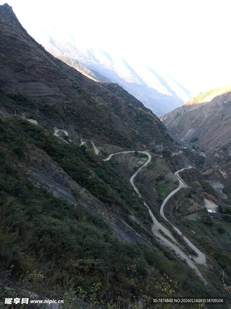 山间蜿蜒公路绝美风光