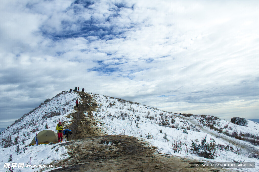 雪山徒步者的壮丽旅程