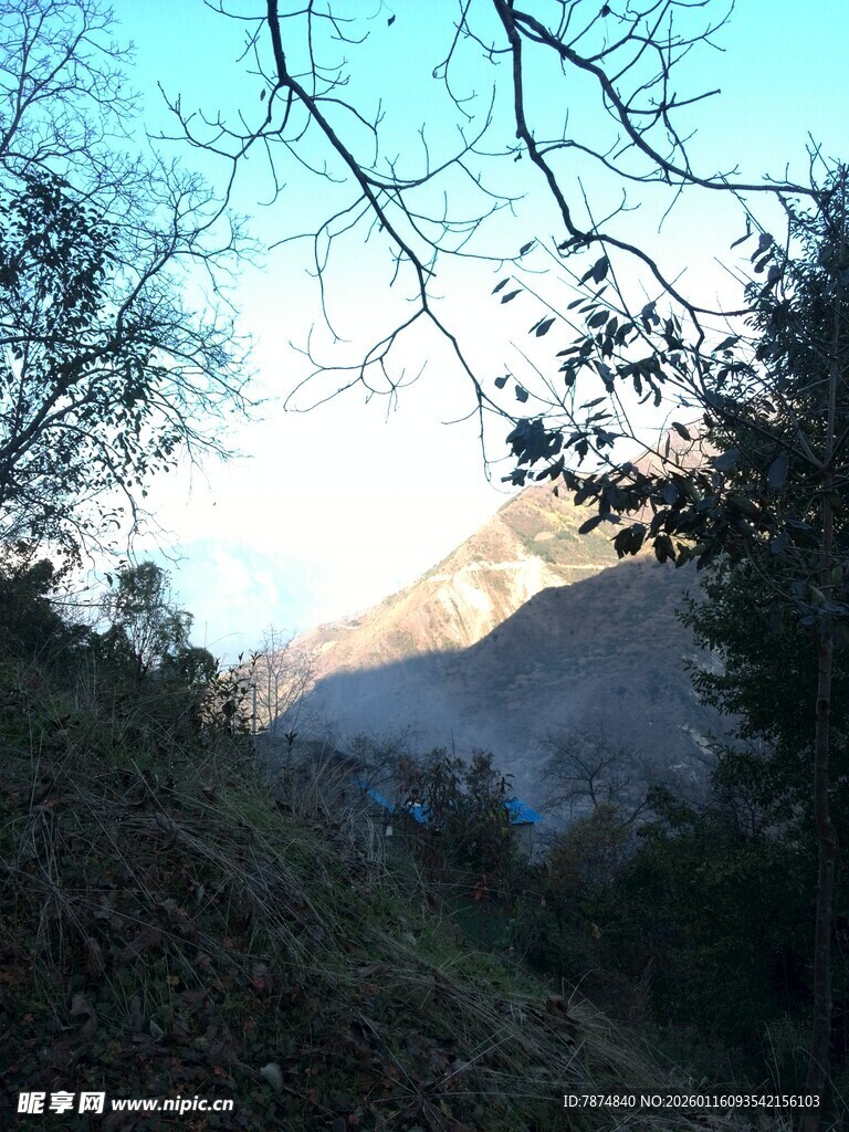 山林间远眺朦胧山峦