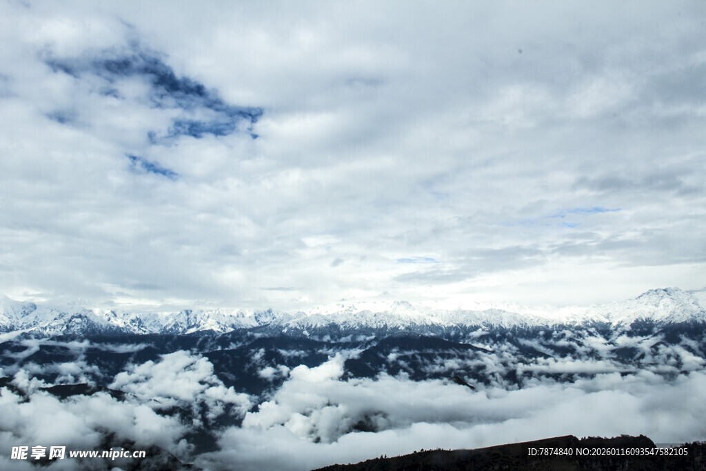 云海中的壮丽天空景观