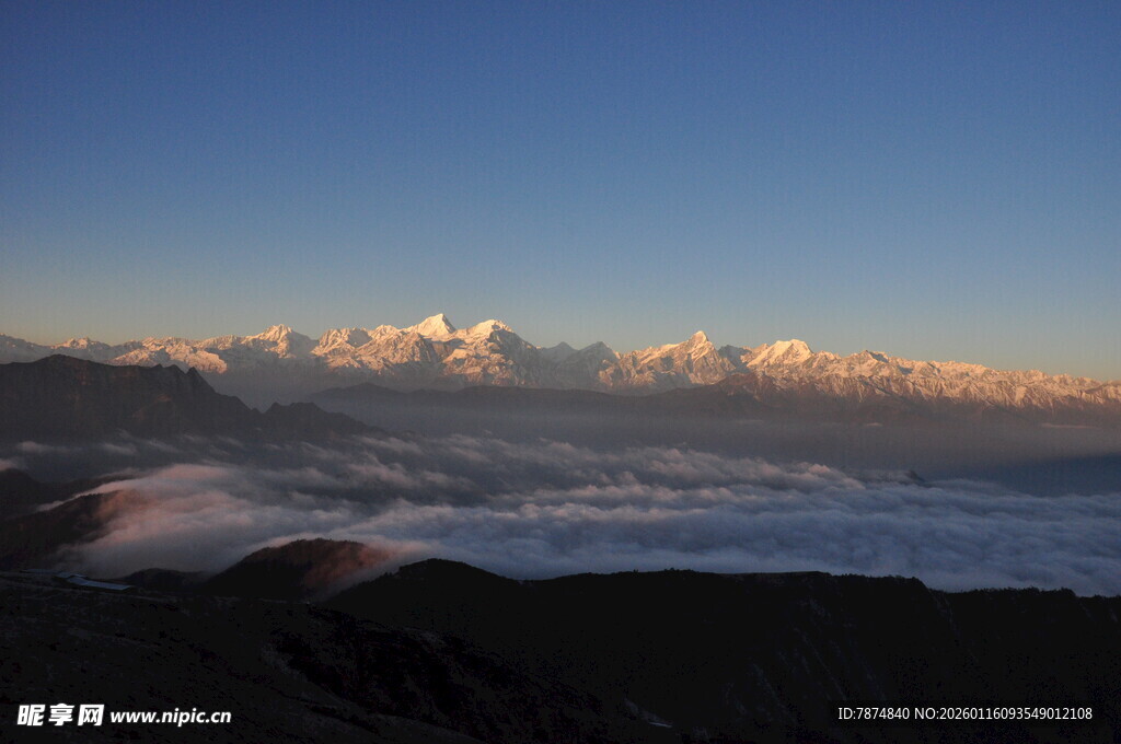 壮丽雪山日出美景