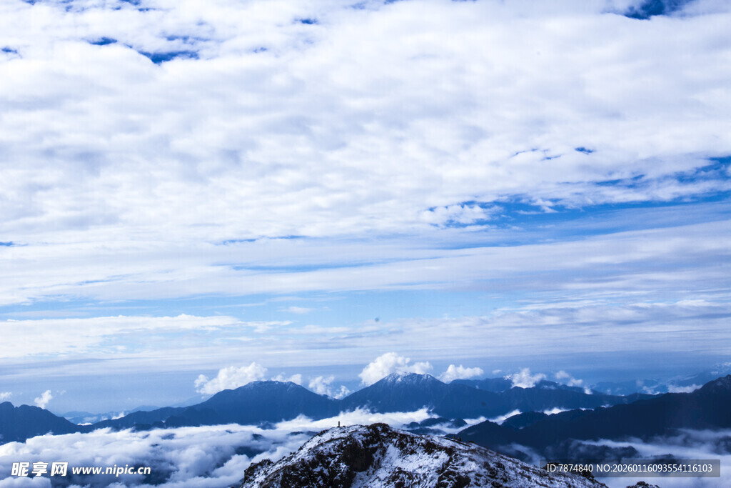 云海之上的壮丽山景